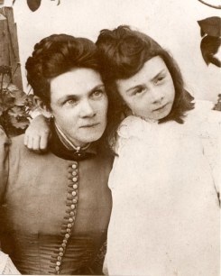 Annie Isabella Harris
Bessie Philp Harris
(My great grandmother and grandmother)